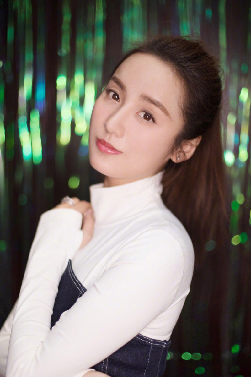 高清中国大陆重庆市渝中女演员吕一清新雅致秋日写真图片图片