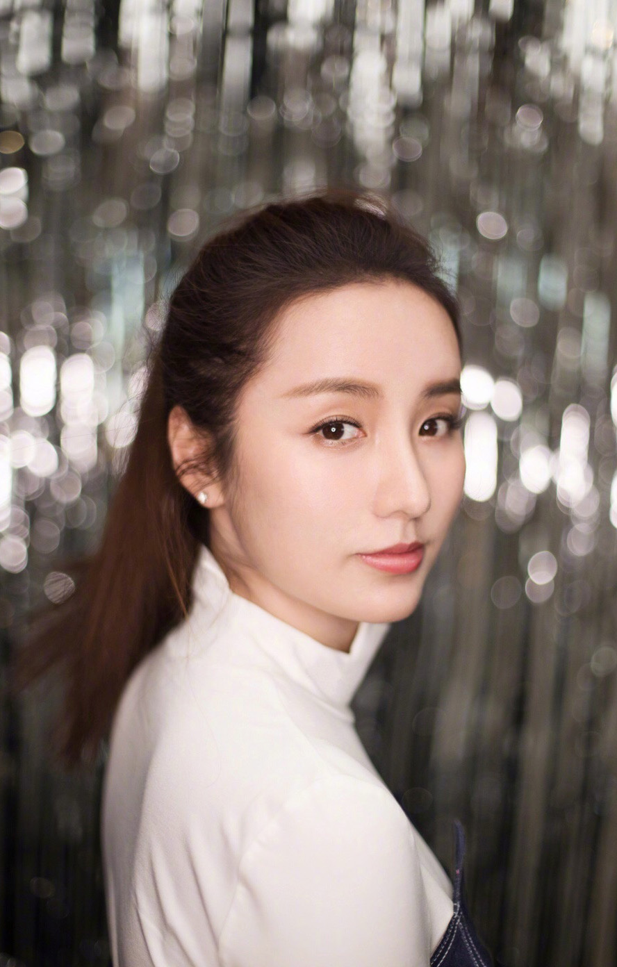 高清中国大陆重庆市渝中女演员吕一清新雅致秋日写真图片图片