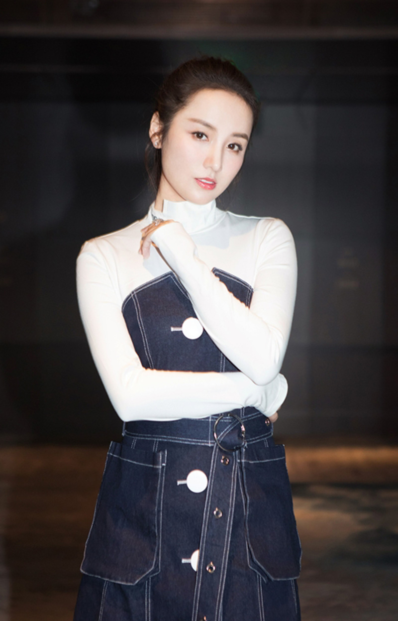 高清中国大陆重庆市渝中女演员吕一清新雅致秋日写真图片图片