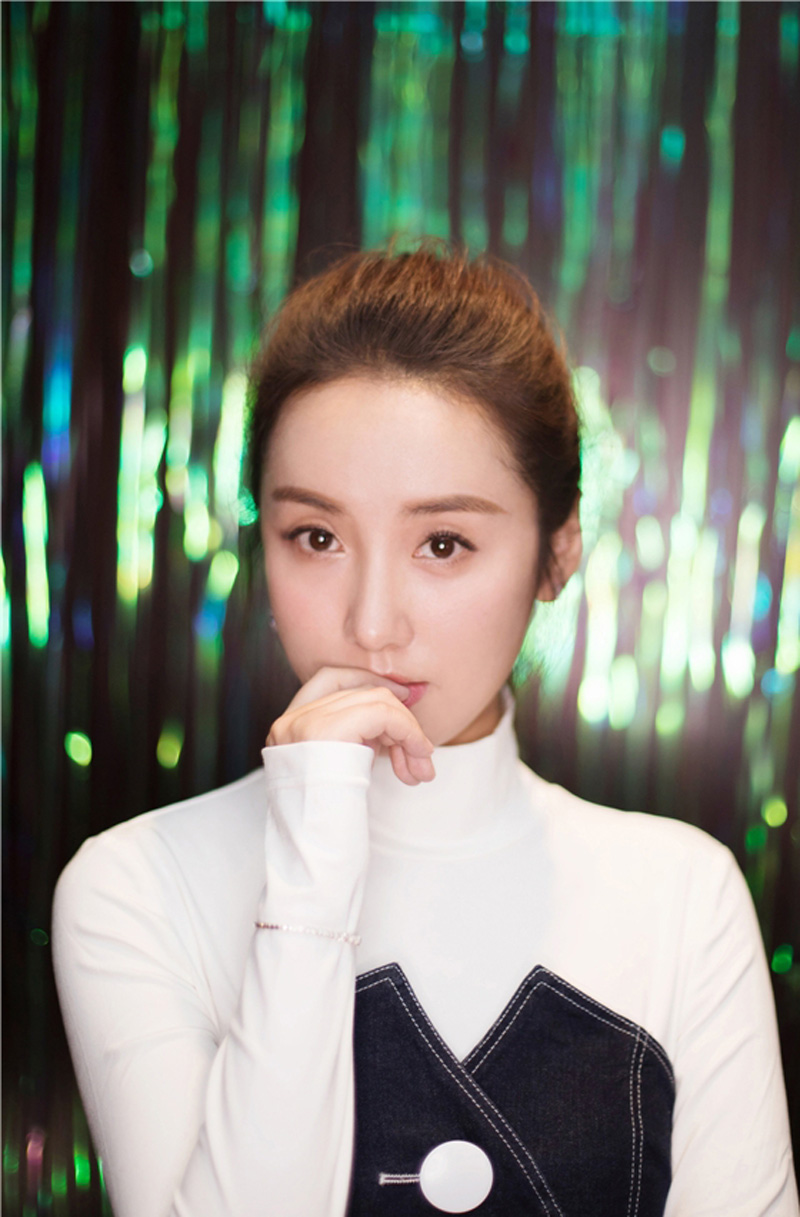 高清中国大陆重庆市渝中女演员吕一清新雅致秋日写真图片图片