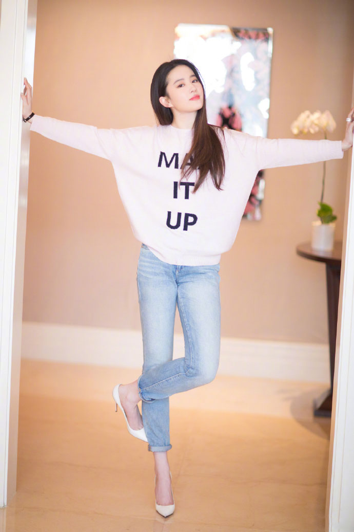 刘亦菲粉色毛衣甜美性感写真图片图片