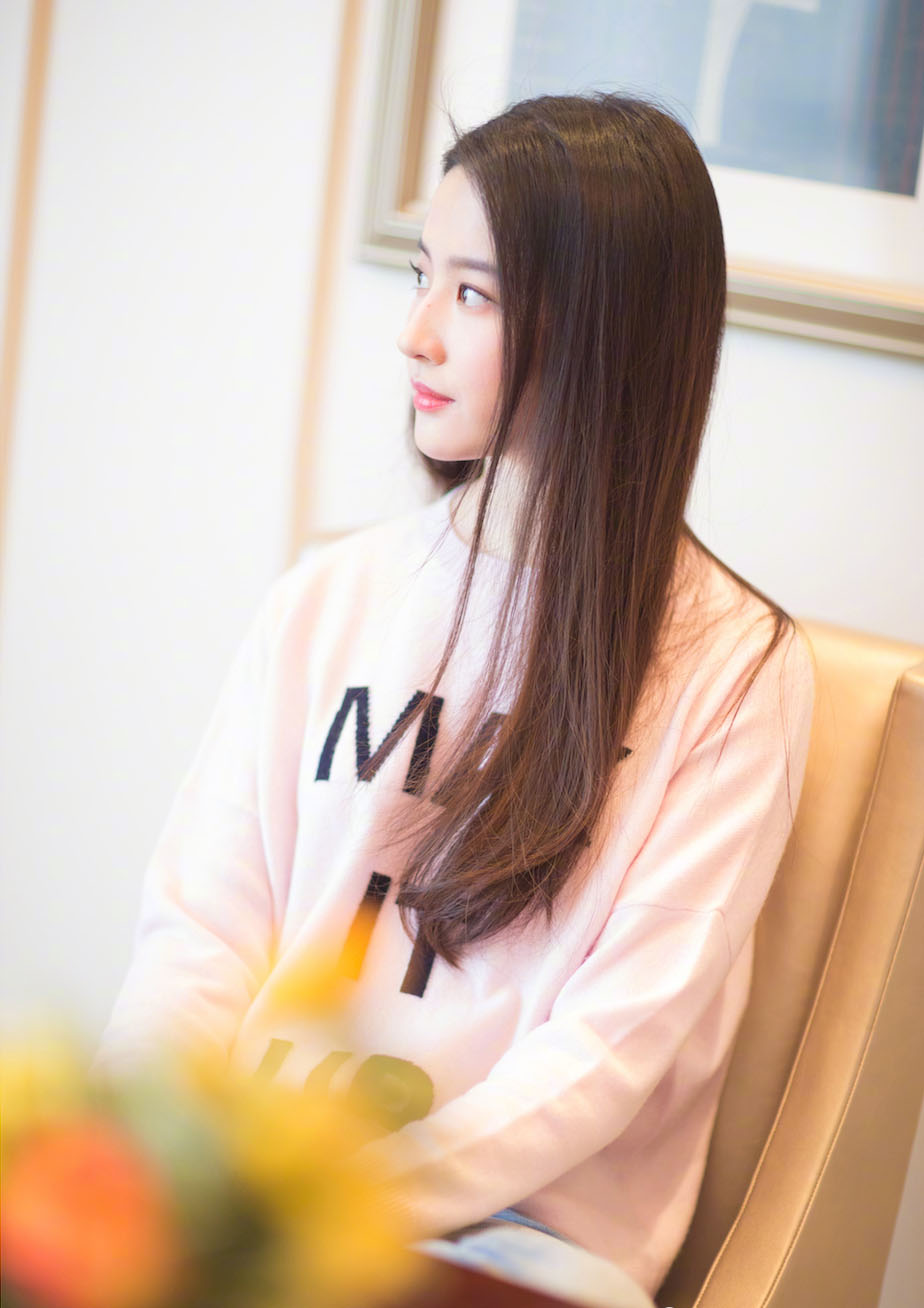 刘亦菲粉色毛衣甜美性感写真图片图片 刘亦菲粉色毛衣甜美性感写真图片图片