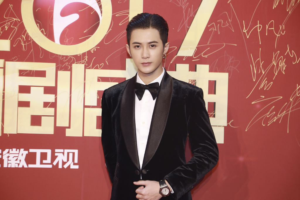 高清广西北海男星檀健次国剧盛典西装帅气图片图片