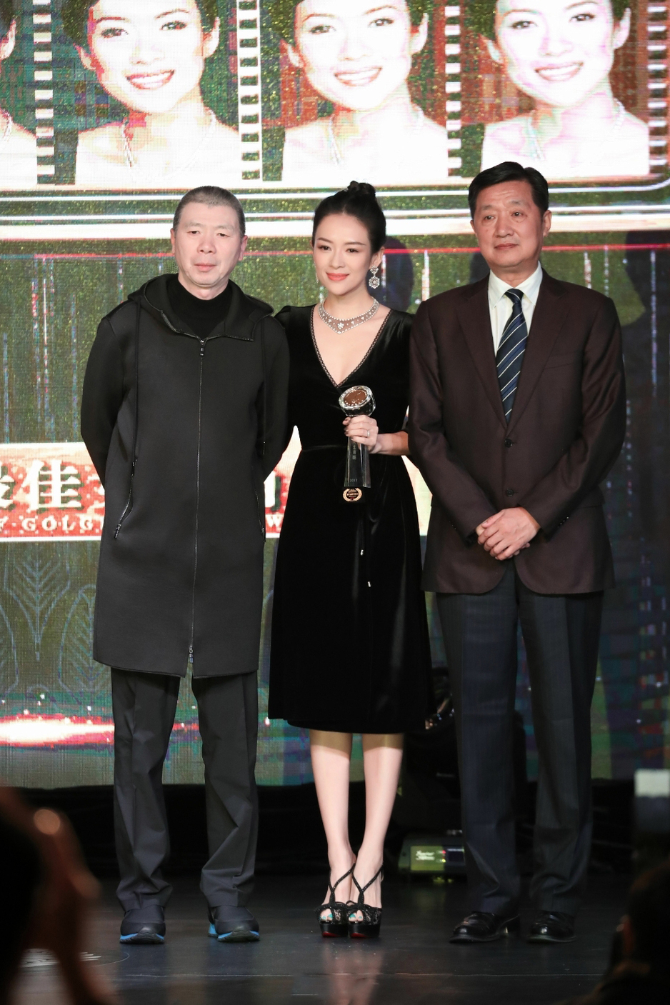 影后章子怡潮范十足现身机场 引粉丝机场围观图片