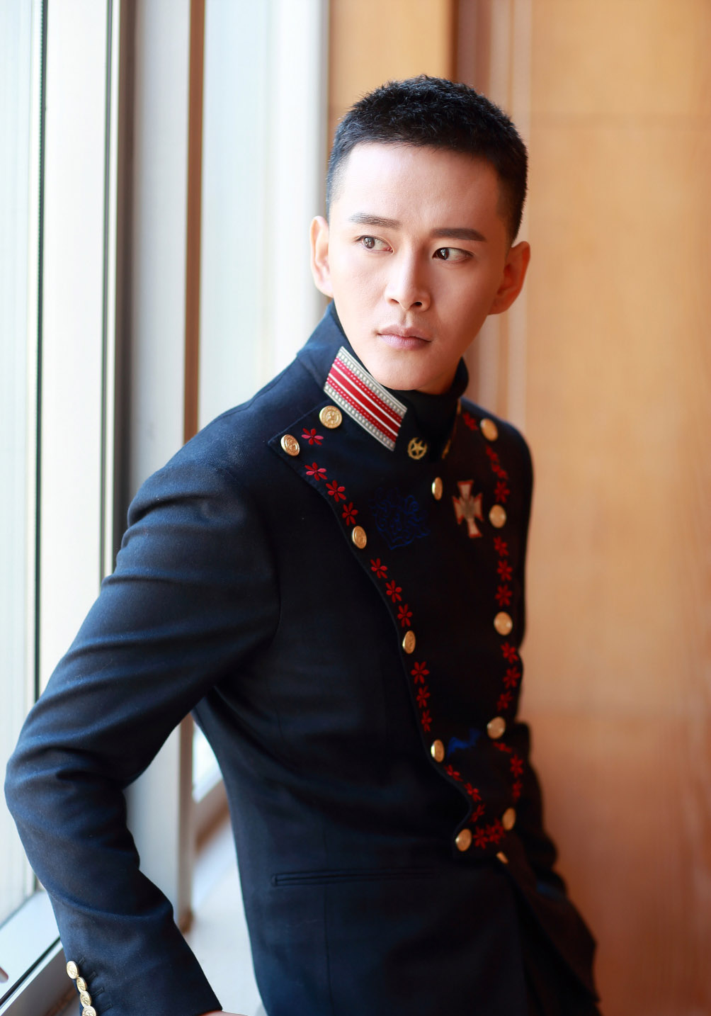 中国内地湖北省咸宁影视男演员黄宥明优雅浪漫时尚写真大片图片