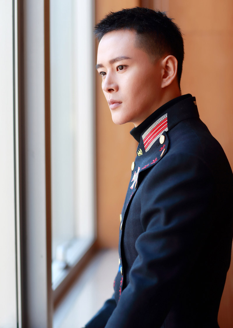 中国内地湖北省咸宁影视男演员黄宥明霸道总裁范西装写真图片桌面壁纸图片