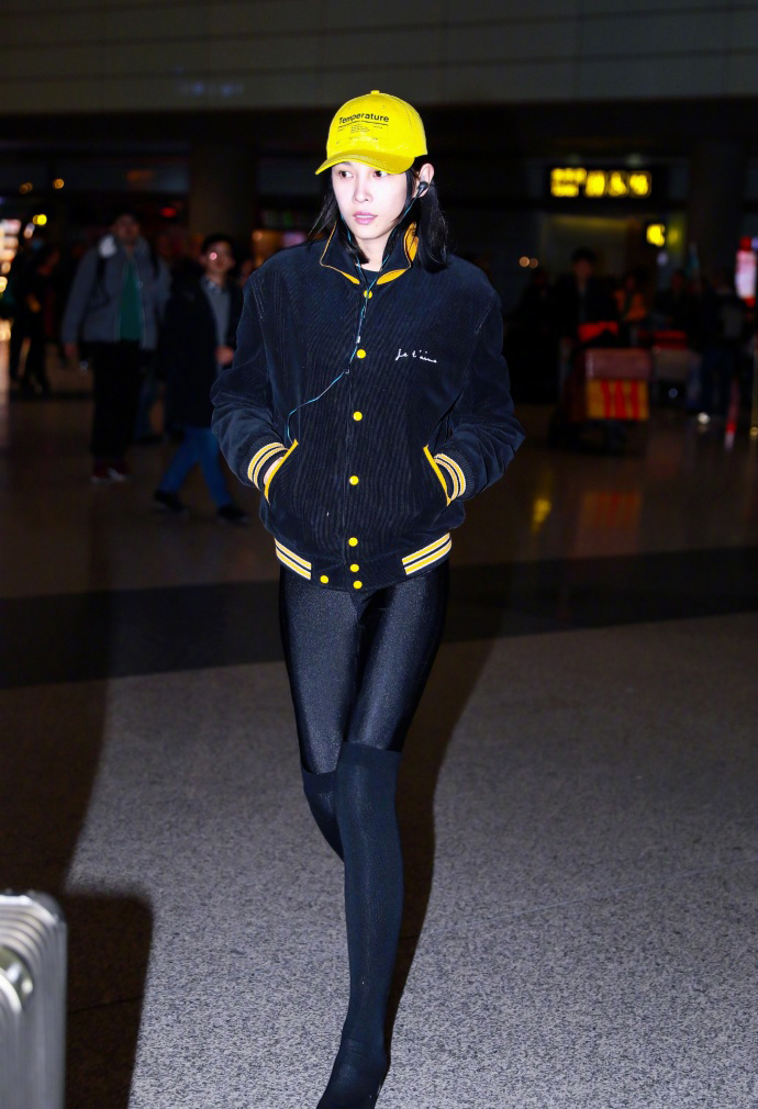 张蓝心深夜机场修长美腿性感写真图片图片