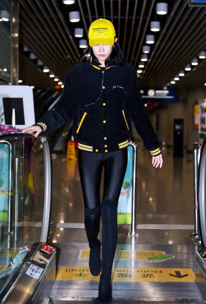 张蓝心深夜机场修长美腿性感写真图片图片