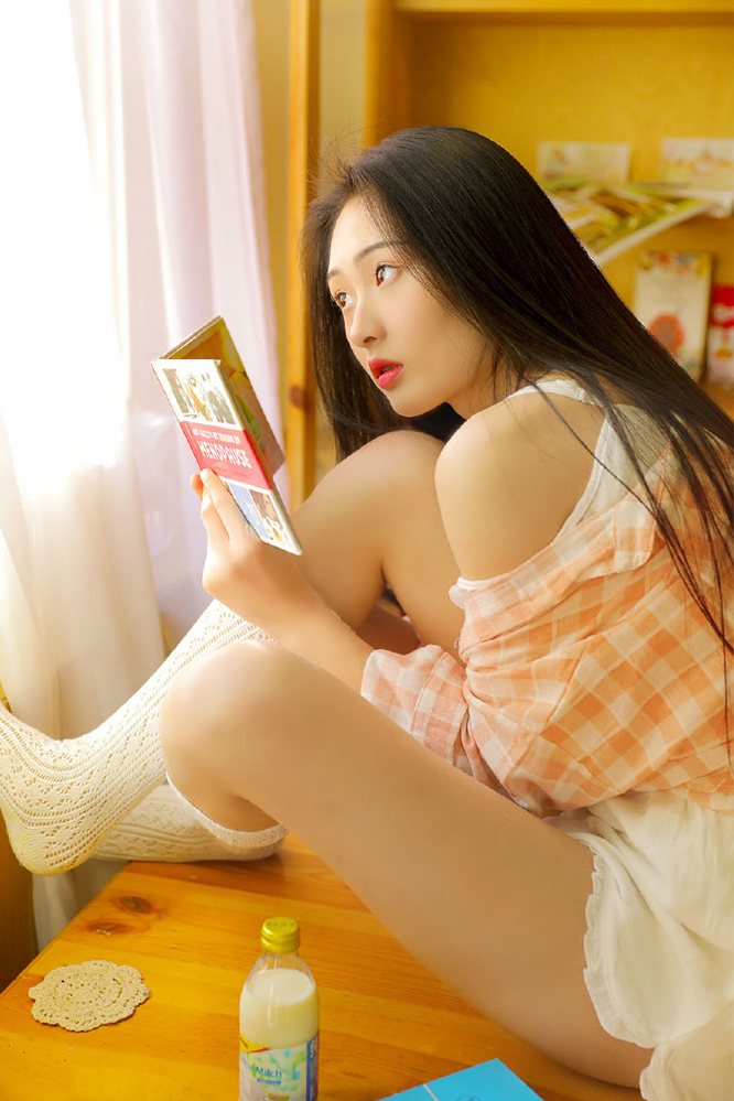 极品美女吊带短裤白丝袜诱惑写真图片 极品美女吊带短裤白丝袜诱惑写真图片