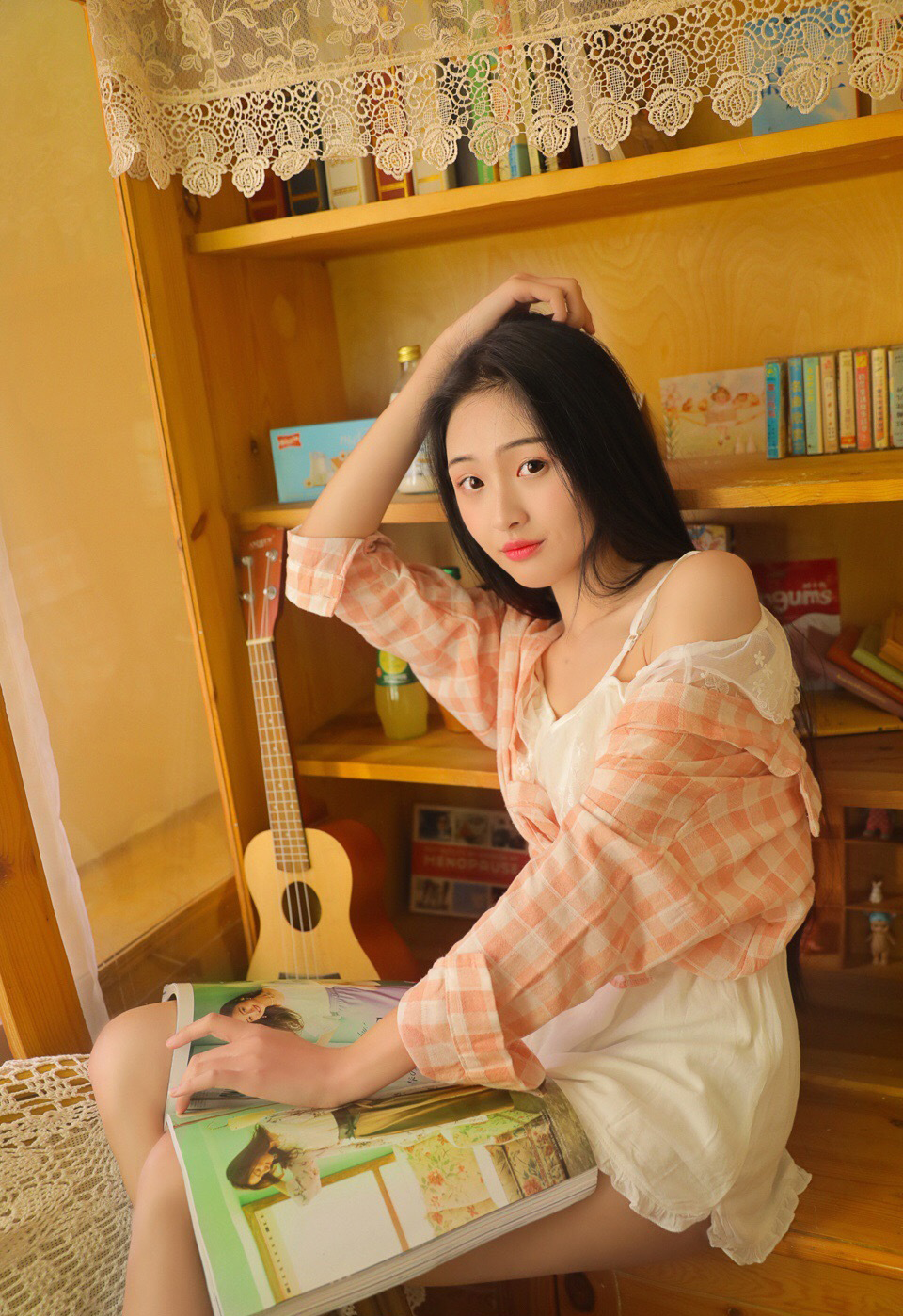 极品美女吊带短裤白丝袜诱惑写真图片