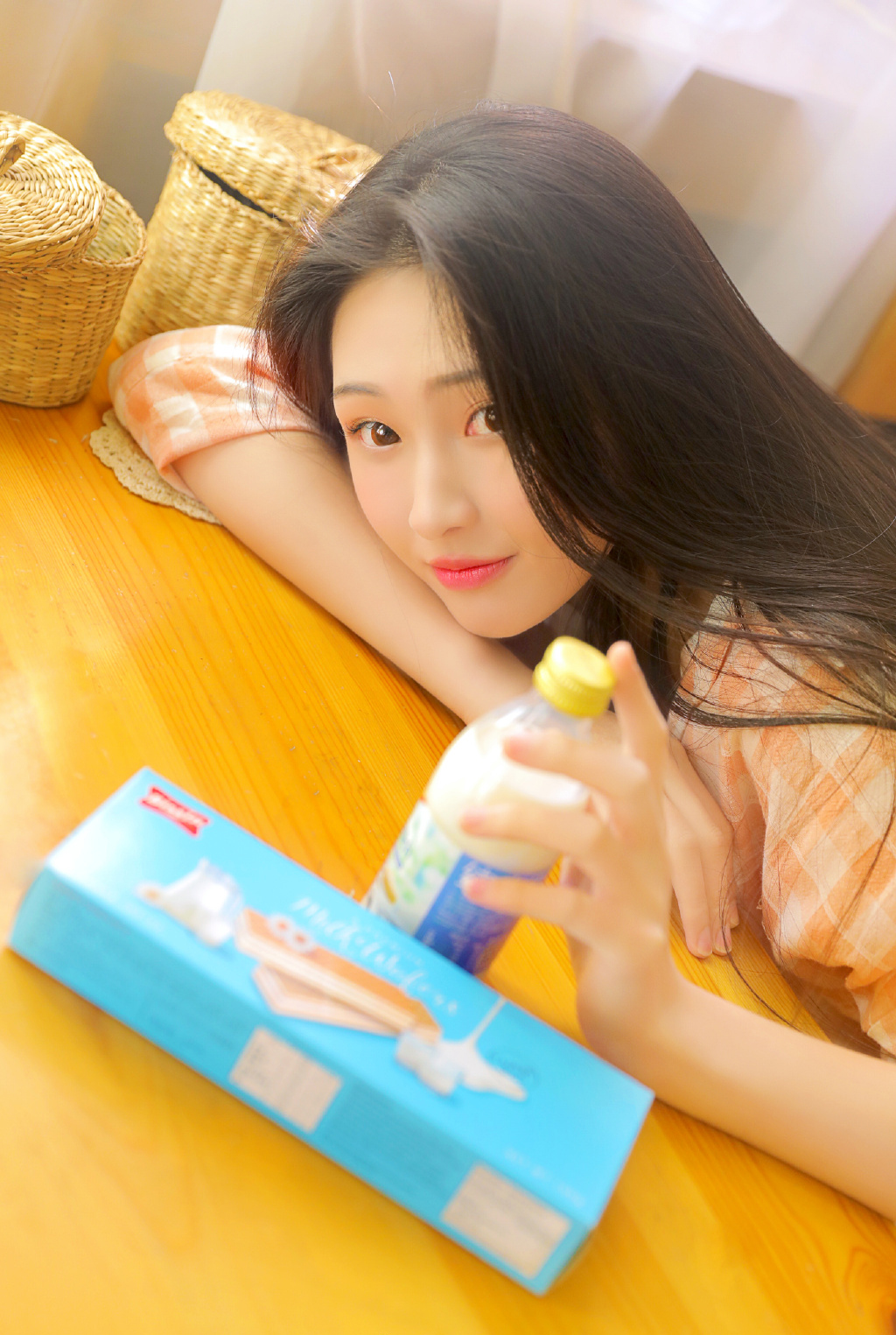 极品美女吊带短裤白丝袜诱惑写真图片