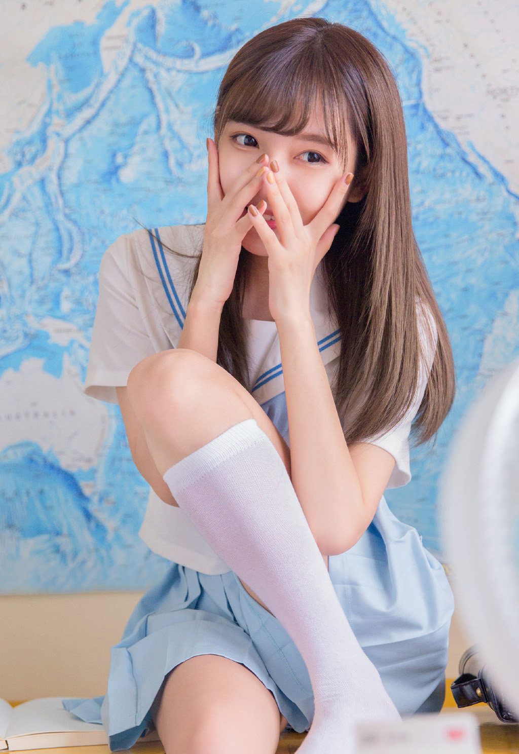 诱人白丝袜美女性感大胆私房撩人美腿写真图片