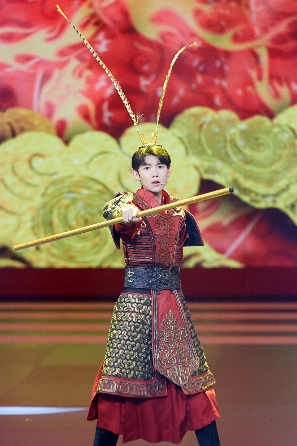王源黑色西服正装儒雅帅气写真图片图片