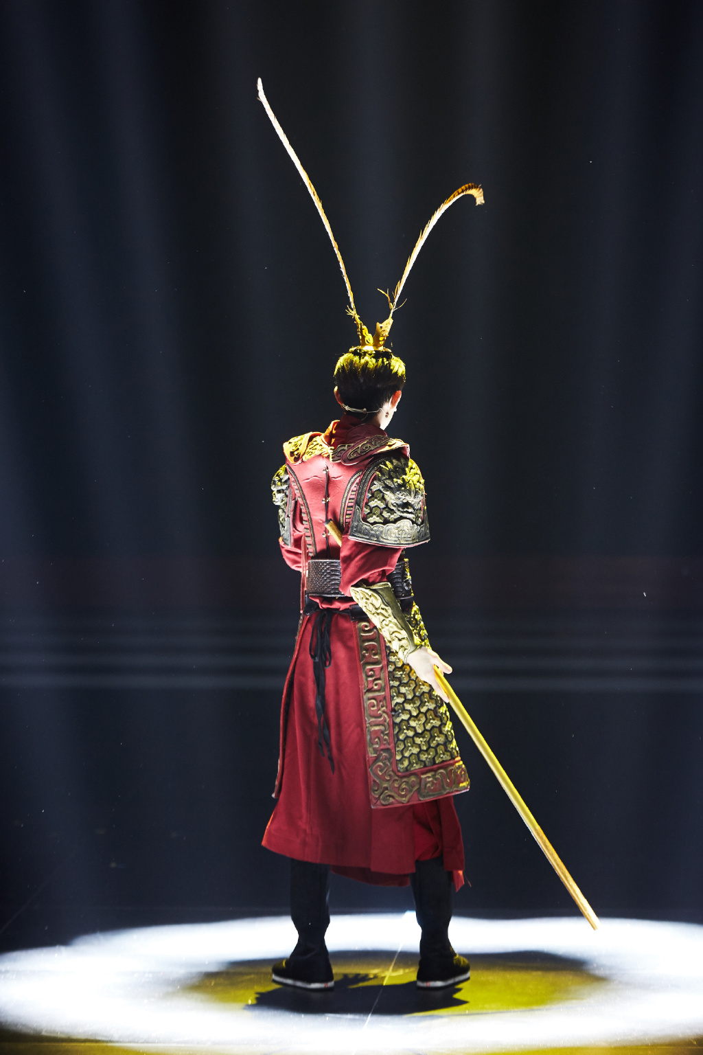 王源黑色西服正装儒雅帅气写真图片图片