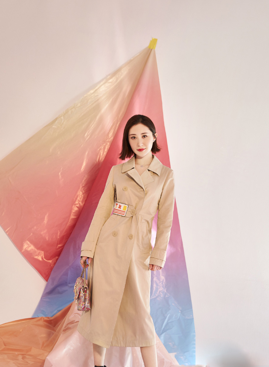 高清吉林美女演员舒畅米色风衣时尚写真图片图片