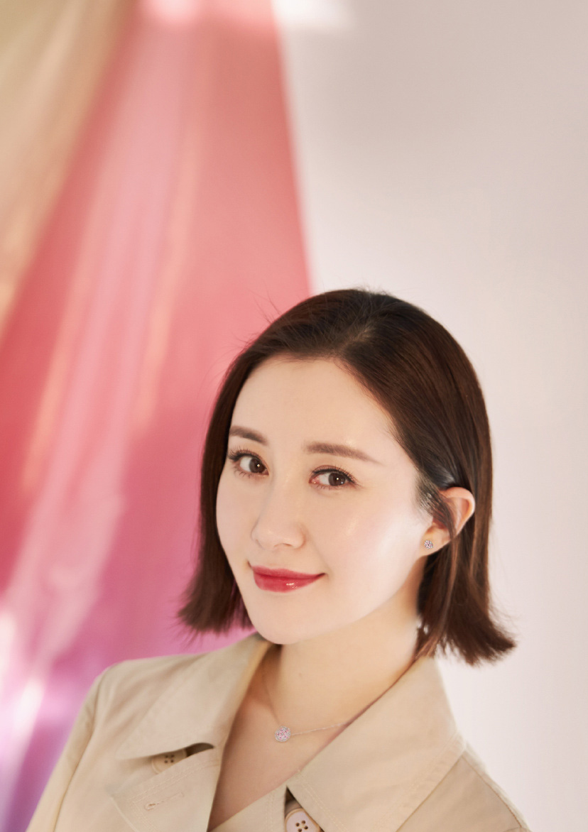 高清吉林美女演员舒畅米色风衣时尚写真图片图片
