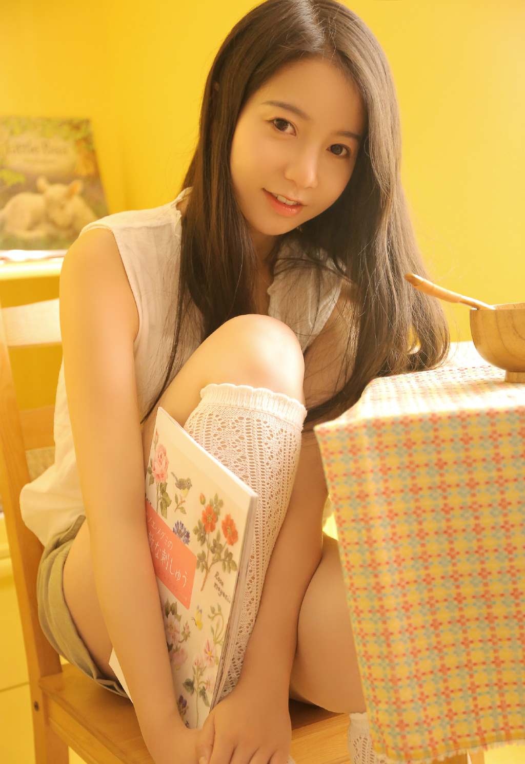 极品美女吊带短裤白丝袜诱惑写真图片