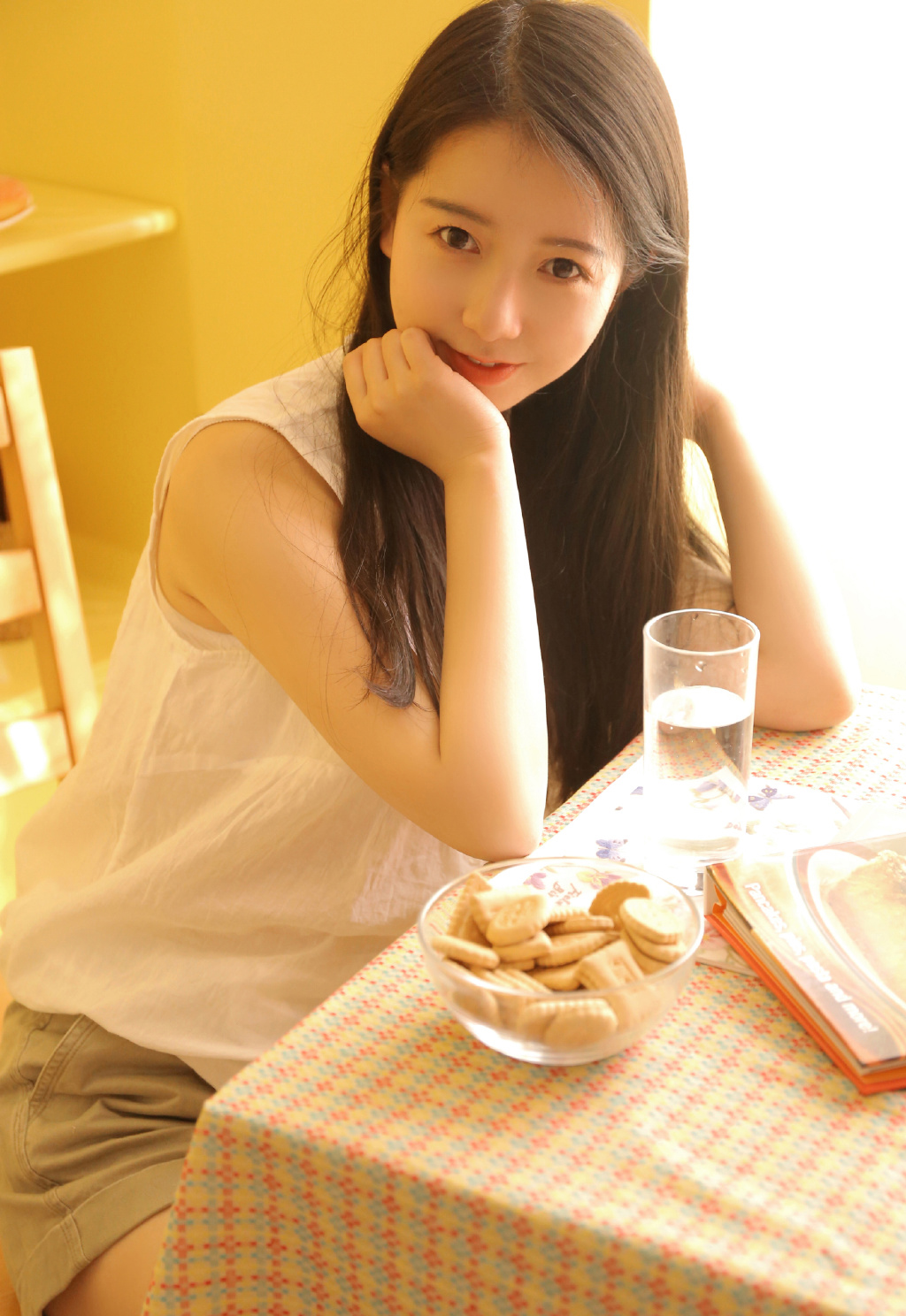 极品美女吊带短裤白丝袜诱惑写真图片
