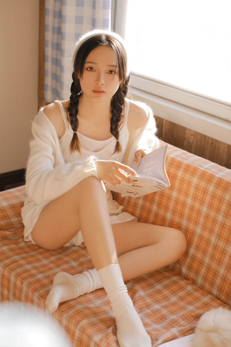 甜美少女开胸大胆诱惑写真图片