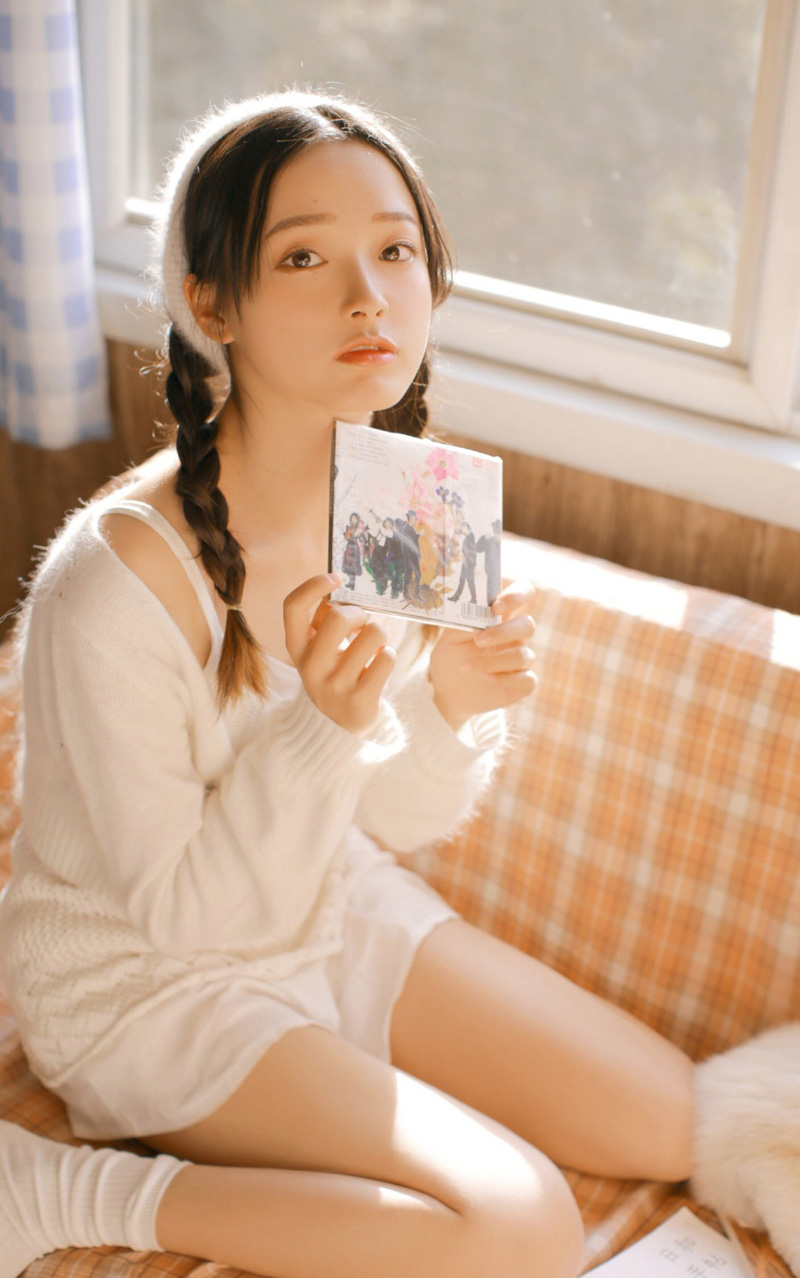 甜美少女开胸大胆诱惑写真图片