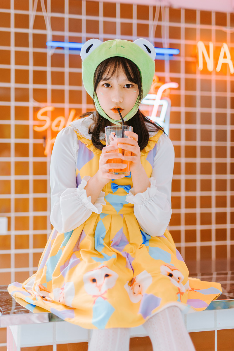 极品美女吊带短裤白丝袜诱惑写真图片