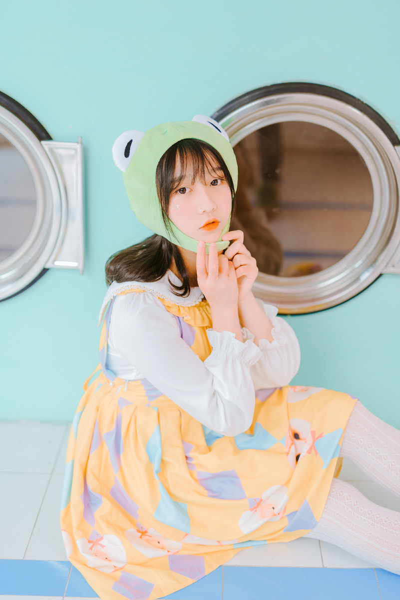 极品美女吊带短裤白丝袜诱惑写真图片