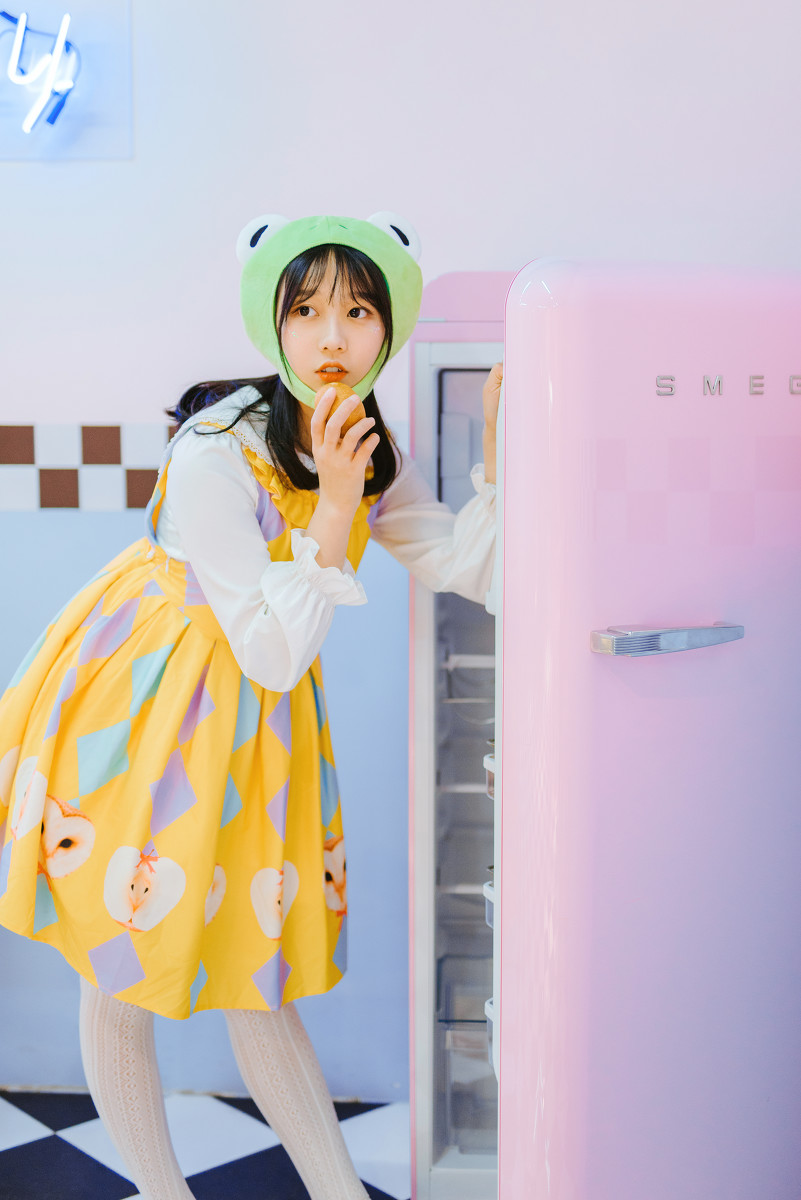 极品美女吊带短裤白丝袜诱惑写真图片