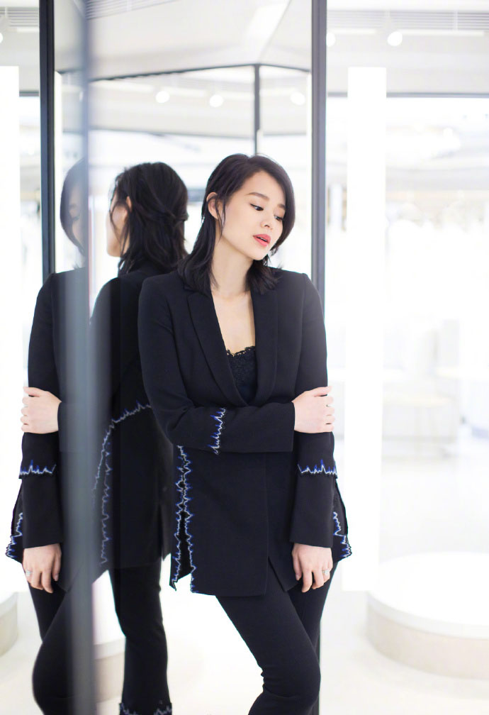 中国香港歌手女演员艳星胡杏儿性感美背诱惑写真图片 中国香港歌手女演员艳星胡杏儿性感美背诱惑写真图片