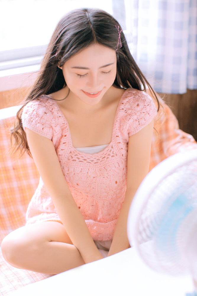 极品美女吊带短裤白丝袜诱惑写真图片