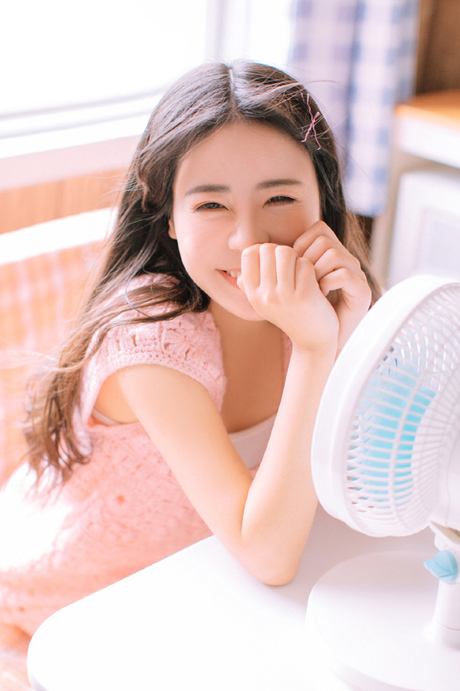 极品美女吊带短裤白丝袜诱惑写真图片