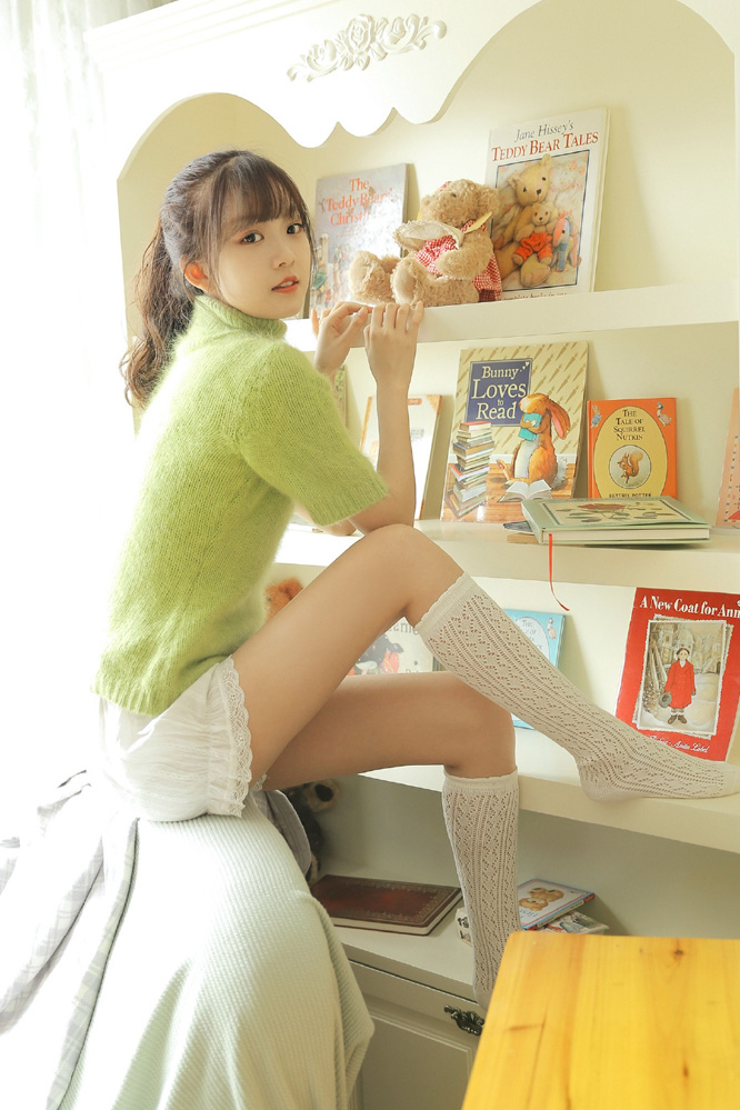 极品美女吊带短裤白丝袜诱惑写真图片