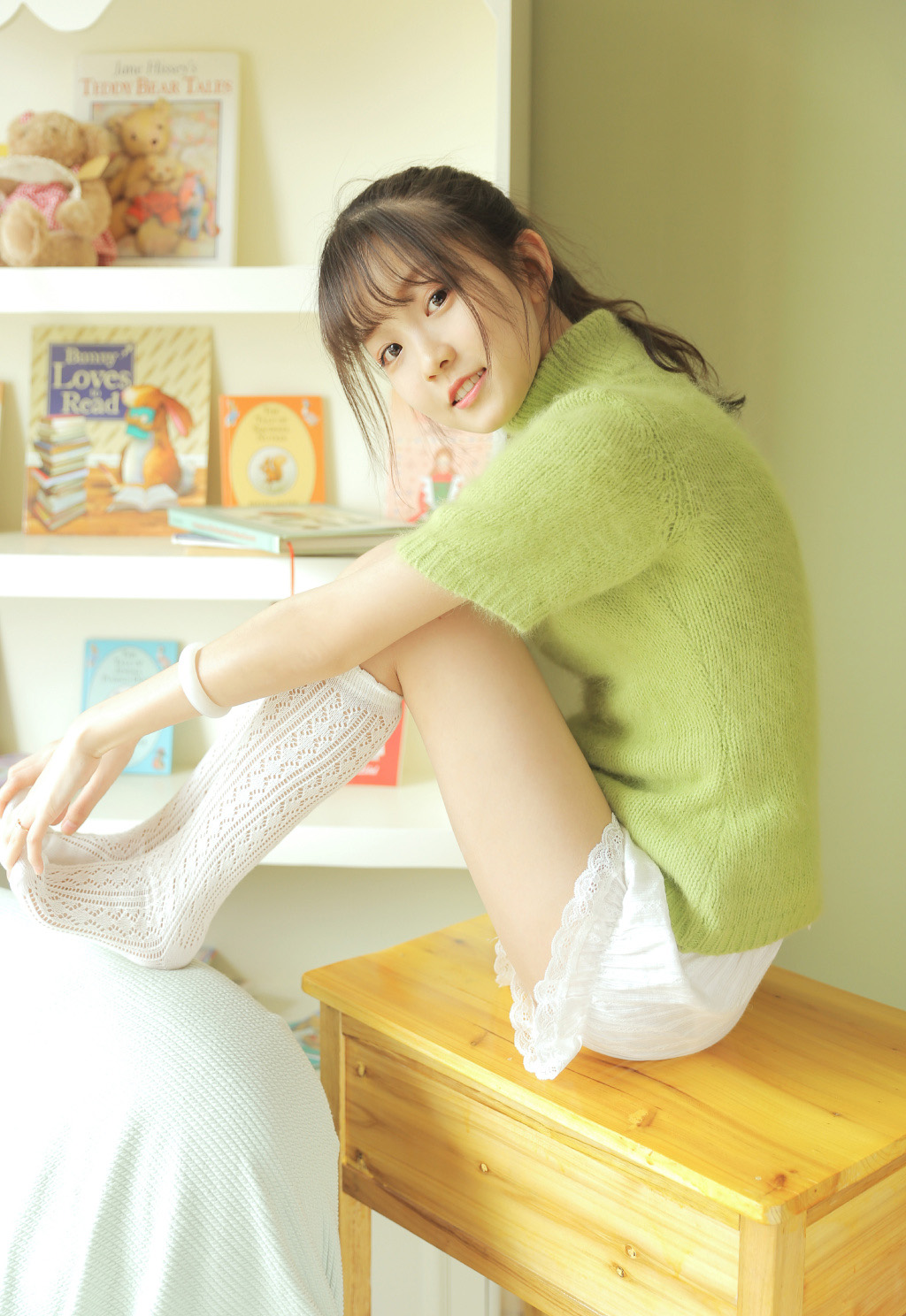 极品美女吊带短裤白丝袜诱惑写真图片