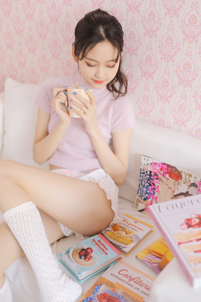 极品美女吊带短裤白丝袜诱惑写真图片