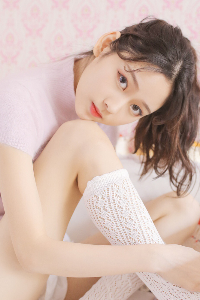极品美女吊带短裤白丝袜诱惑写真图片