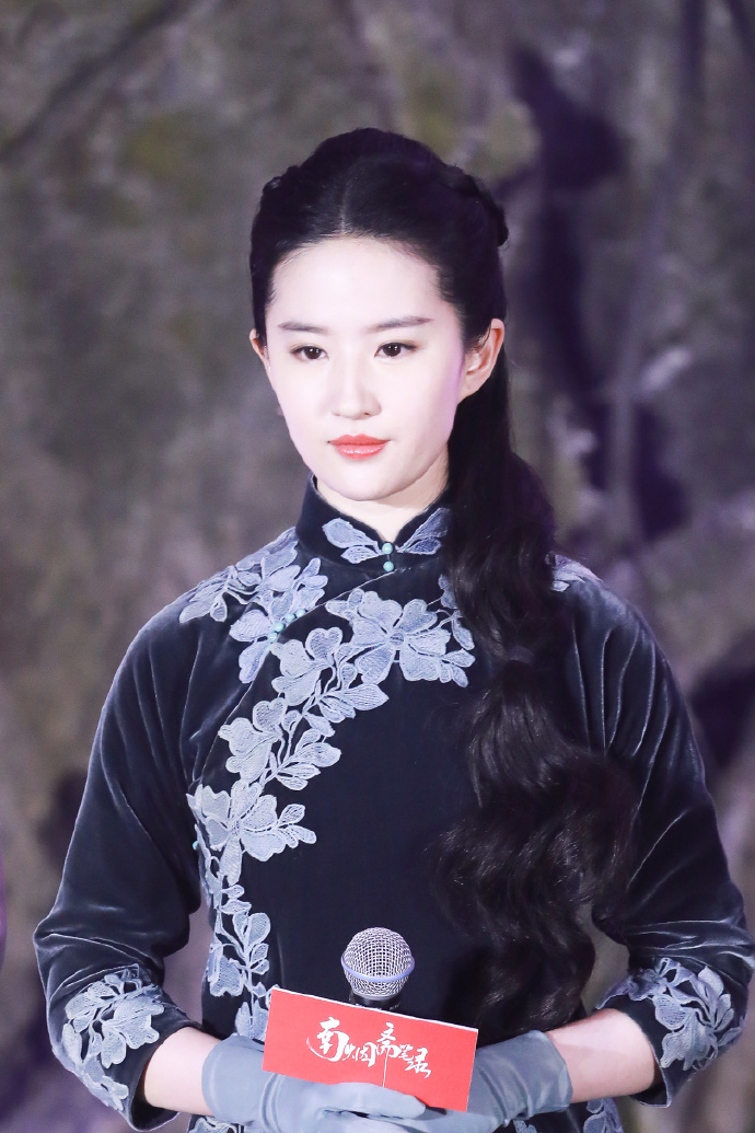 刘亦菲黑色吊带裙成熟性感写真图片图片