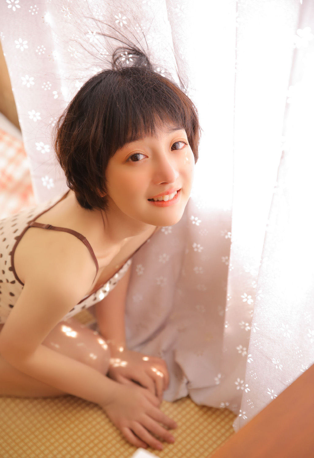 高清00后青春美少女热裤美女吊带锁骨性感私房写真图片