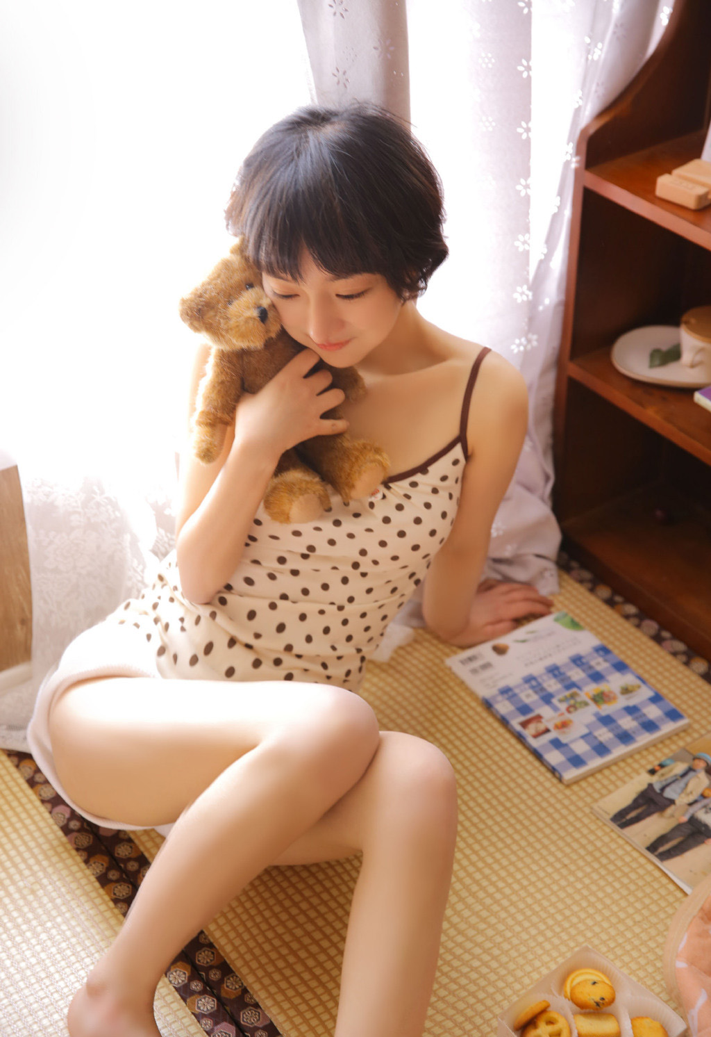 高清00后青春美少女热裤美女吊带锁骨性感私房写真图片