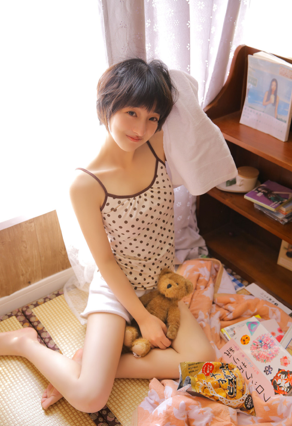 高清00后青春美少女热裤美女吊带锁骨性感私房写真图片