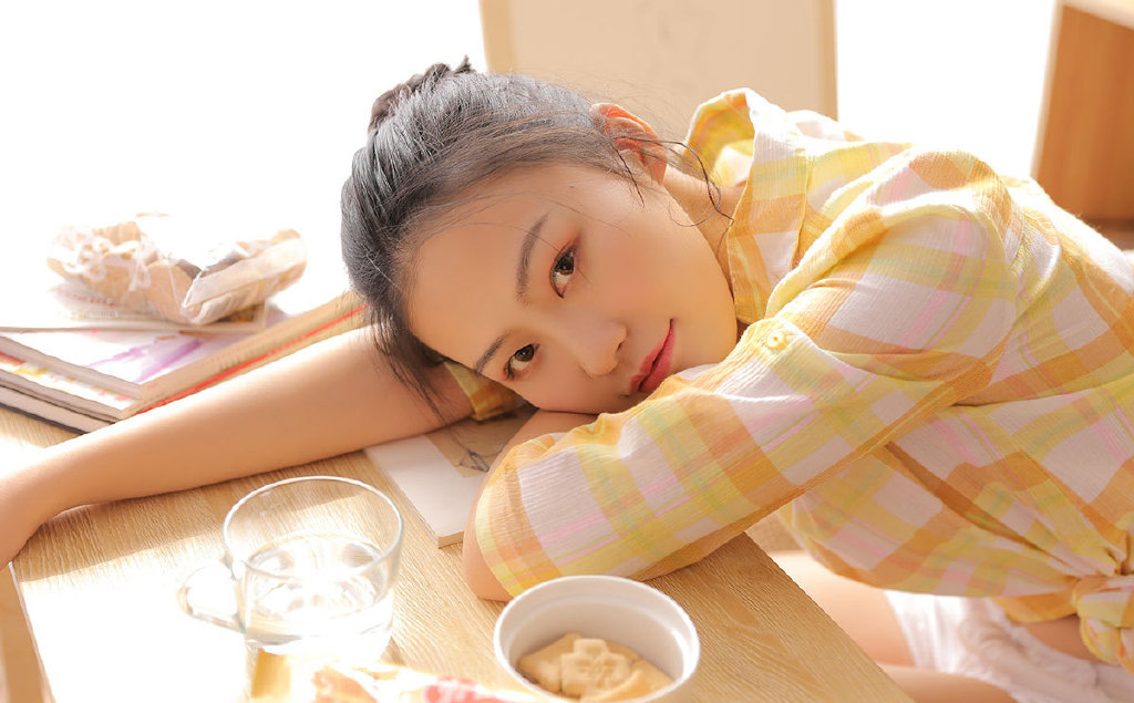 高清最流行女裤性感御姐美女吊带白丝美腿热裤惹火写真图片