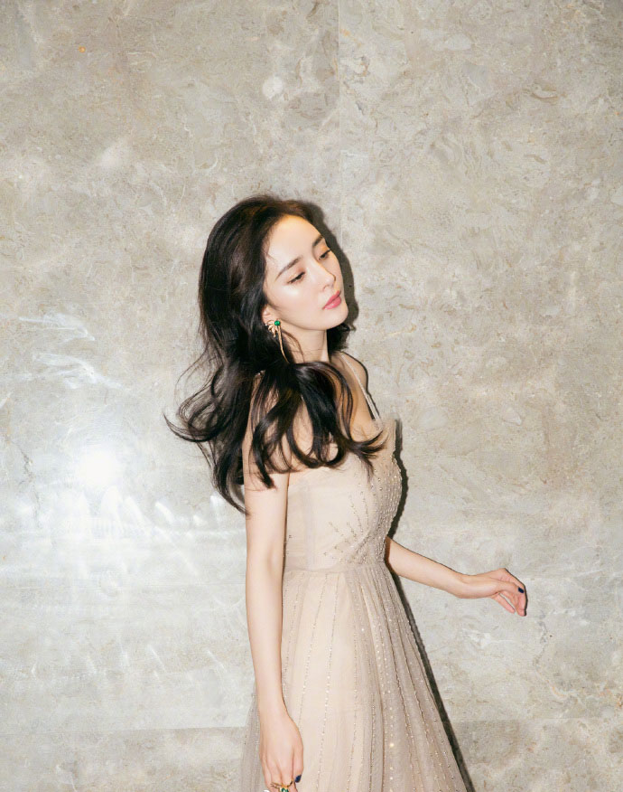杨幂透视薄纱长裙妩媚性感写真图片图片 杨幂透视薄纱长裙妩媚性感写真图片图片