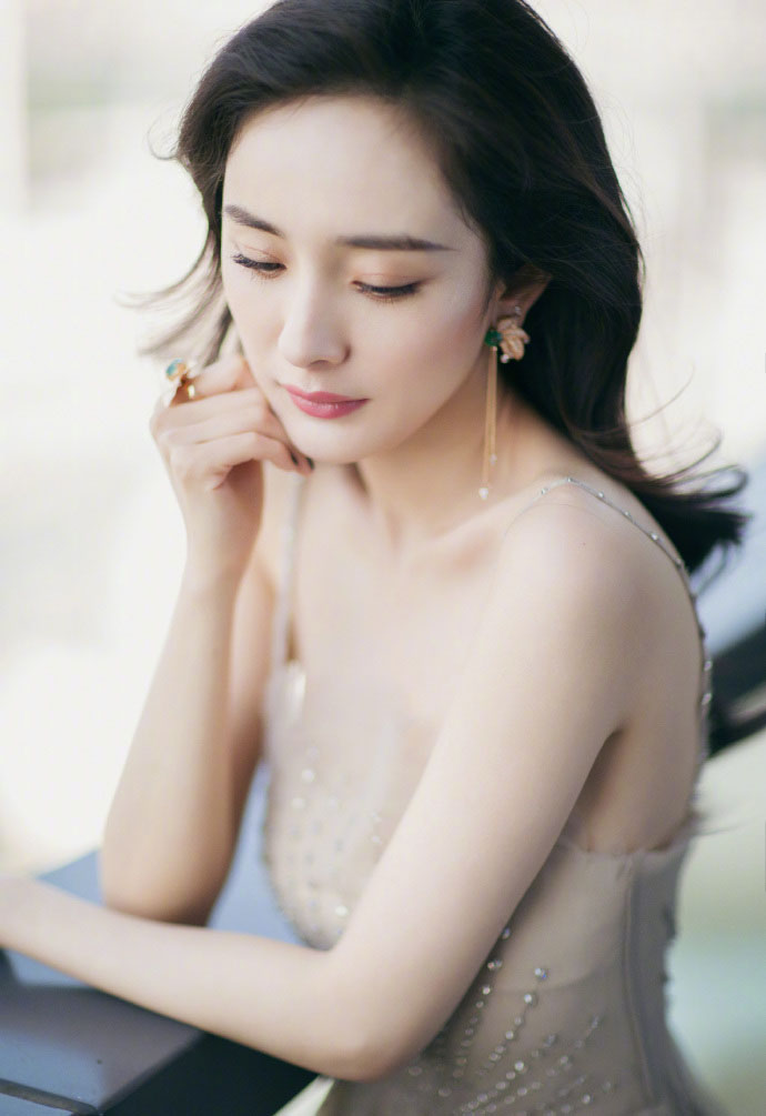杨幂透视薄纱长裙妩媚性感写真图片图片