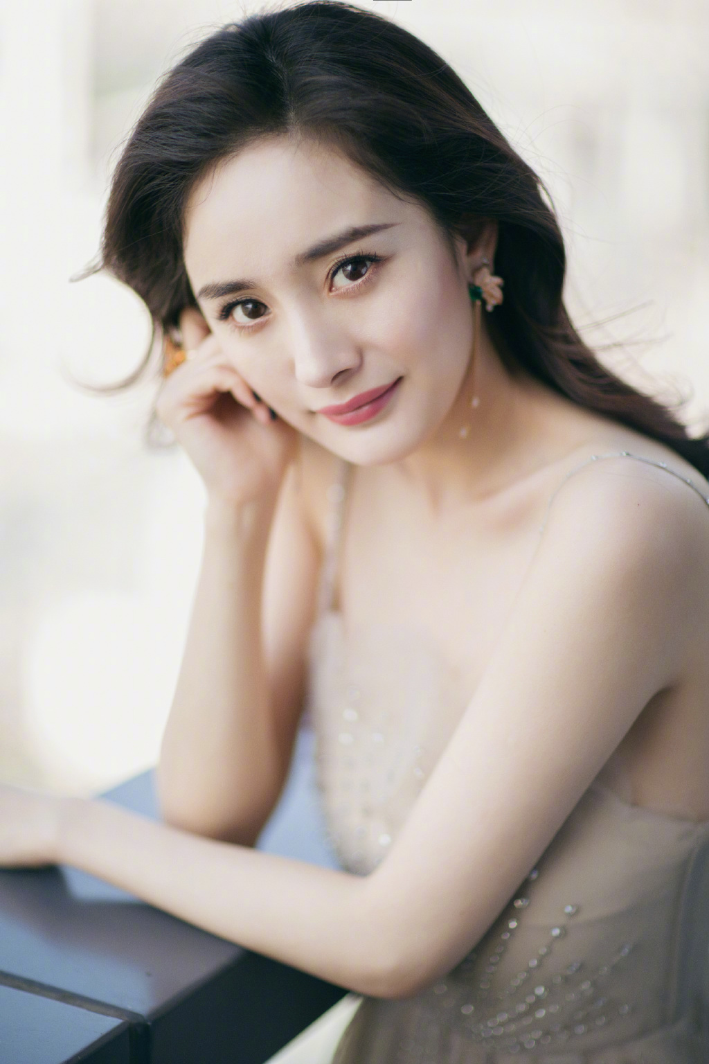 中国内地北京影视女演员杨幂优雅复古写真桌面壁纸图片
