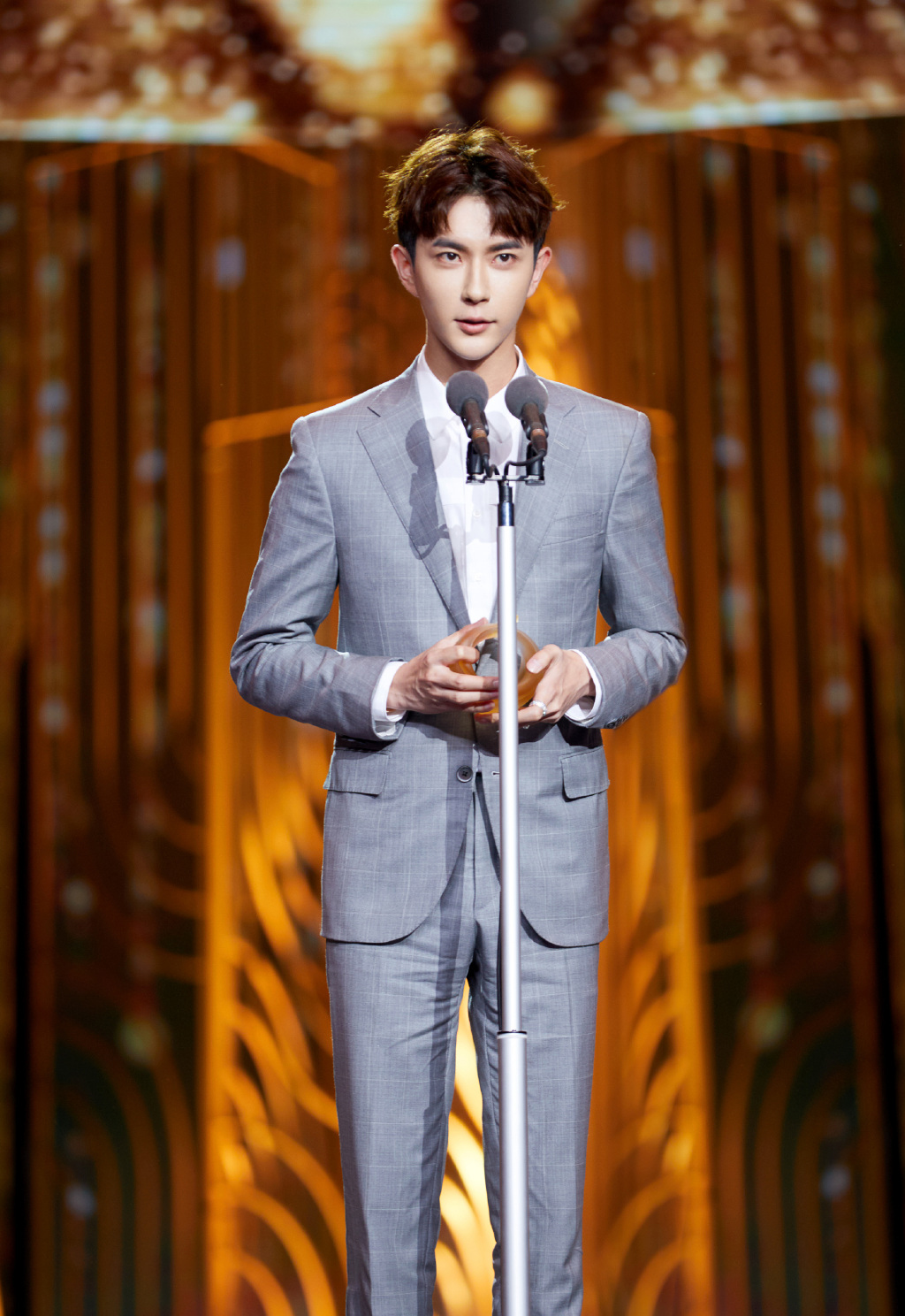 高清新疆乌鲁木齐男明星于朦胧西装白鞋出席某活动现场写真图片图片
