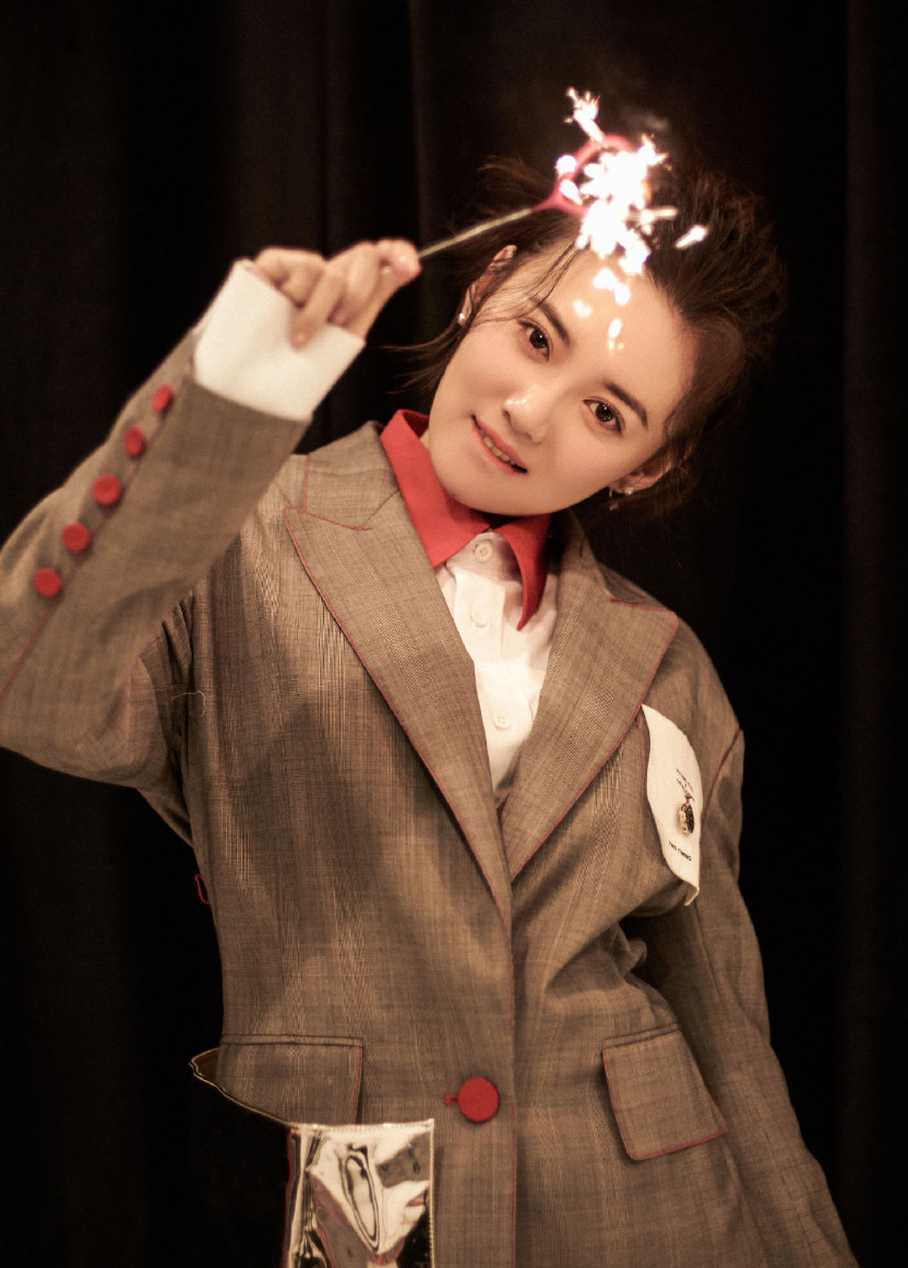 高清山东省青岛美女江铠同冷艳洋装小女人霸气时尚写真图片