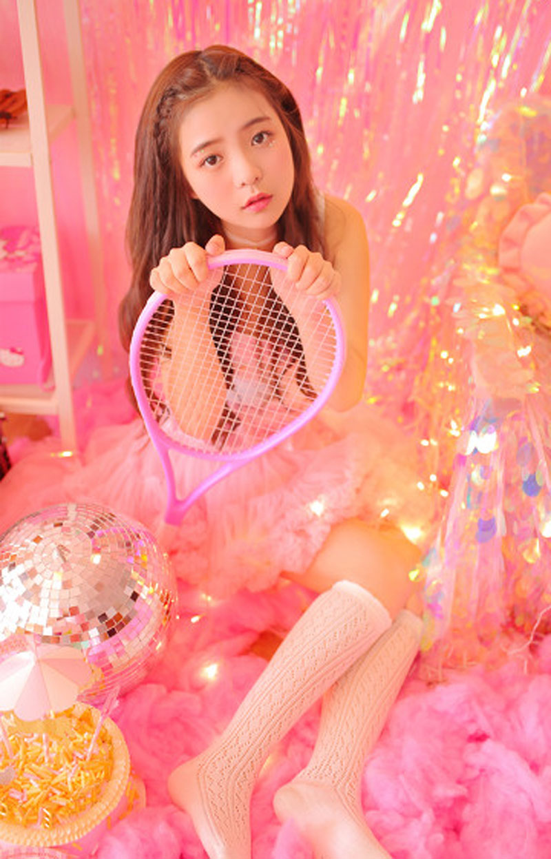 极品美女吊带短裤白丝袜诱惑写真图片 极品美女吊带短裤白丝袜诱惑写真图片