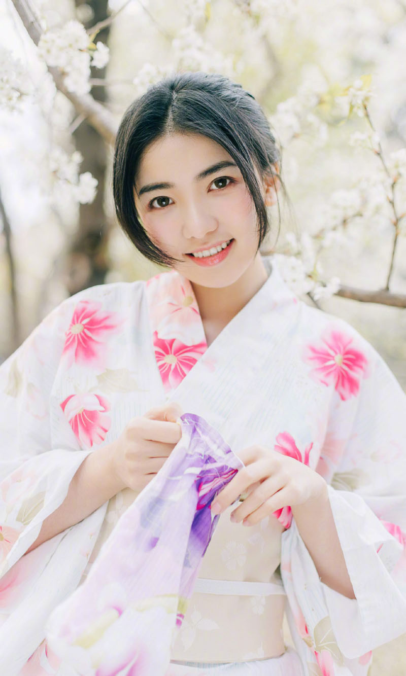 白嫩和服美女花丛中治愈系温馨写真图片
