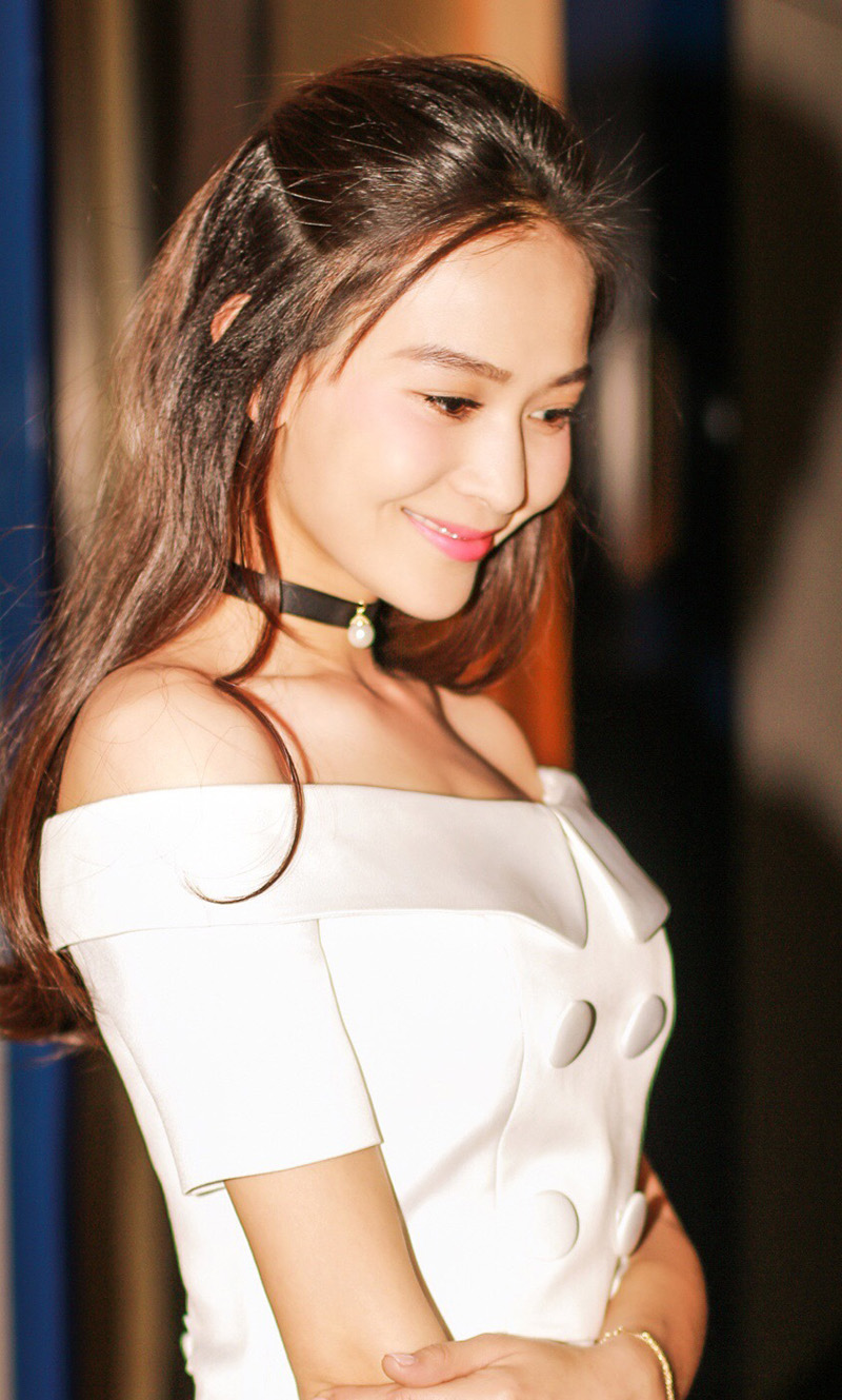 中国内地安徽女演员海铃一字肩礼服性感迷人写真图片图片