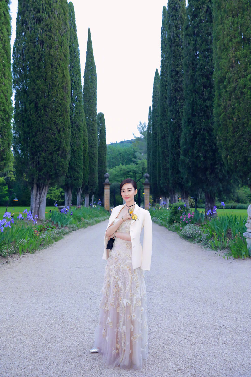 王丽坤现身霍比特人村 素颜女神清新可人图片图片