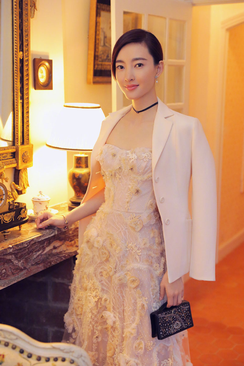王丽坤现身霍比特人村 素颜女神清新可人图片图片