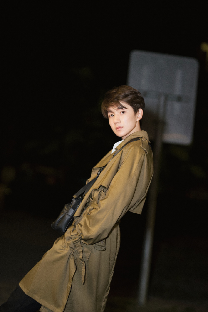 tfboys王源深夜休闲街拍写真图片图片